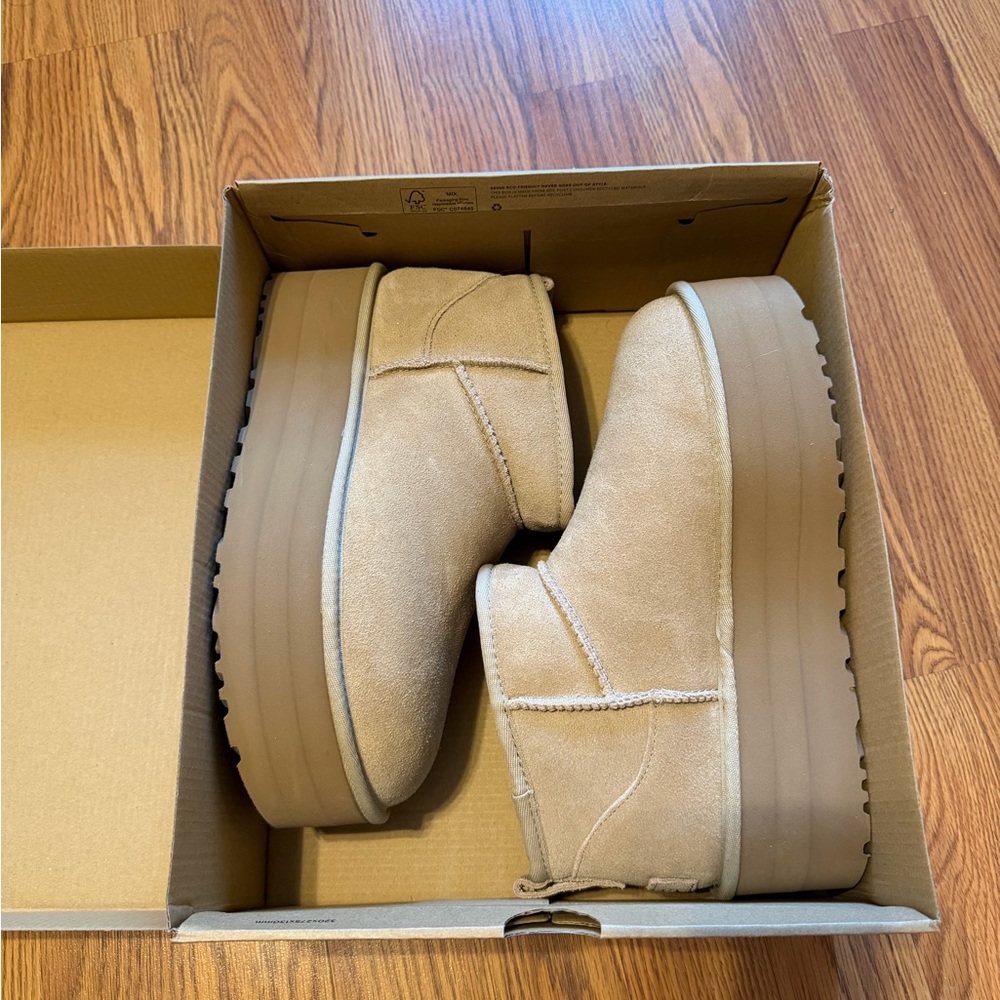 UGG Classic Ultra Mini Platform tan boots Size US 9 NWB